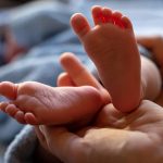 Tanara din Vrancea acuzata ca a incercat sa si omoare bebelusul ramane in arest preventiv