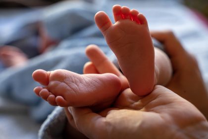 Tanara din Vrancea acuzata ca a incercat sa si omoare bebelusul ramane in arest preventiv