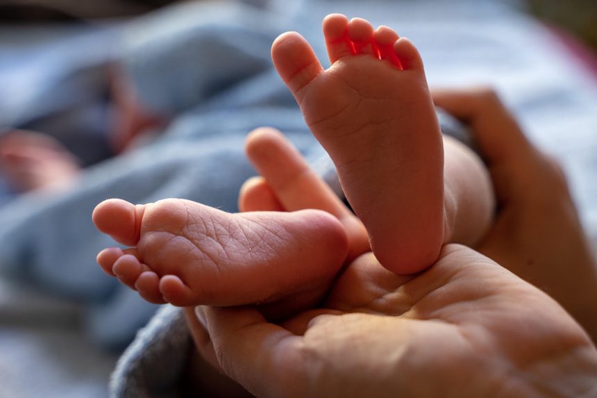 Tanara din Vrancea acuzata ca a incercat sa si omoare bebelusul ramane in arest preventiv