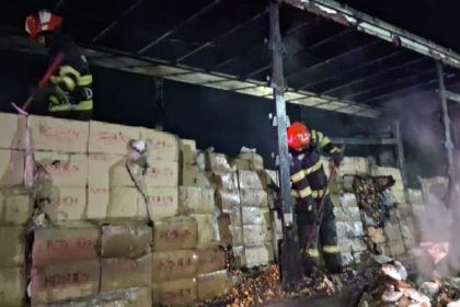 tir incarcat cu bomboane mistuit de flacari pe dn 5