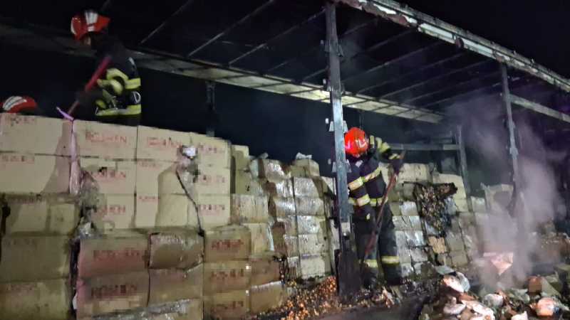 tir incarcat cu bomboane mistuit de flacari pe dn 5
