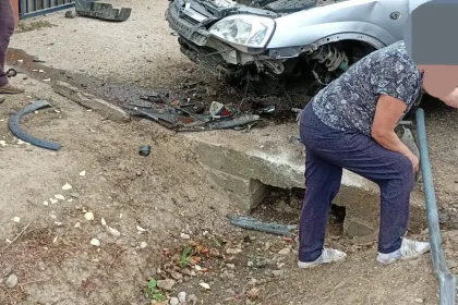 Accident în Străoane: bărbat intra cu mașina într-un cap de pod