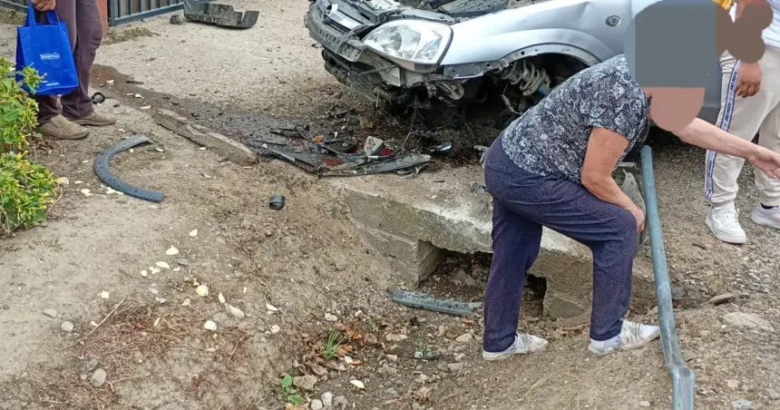 Accident în Străoane: bărbat intra cu mașina într-un cap de pod