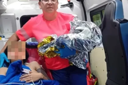 Bebeluș născut în ambulanță, în drum spre spital, în Vrancea