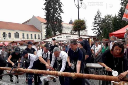 Colac secuiesc de 25 de metri, preparat la Festivalul Kurtoskalacs de la Sfântu Gheorghe