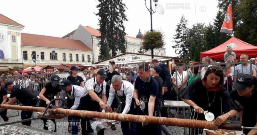 Colac secuiesc de 25 de metri, preparat la Festivalul Kurtoskalacs de la Sfântu Gheorghe