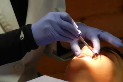 Medic stomatolog din județ, obligat să plătească mii de euro unei paciente