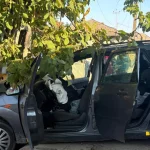 Trei răniți după ce un autoturism a intrat într-un stâlp, la Țifești