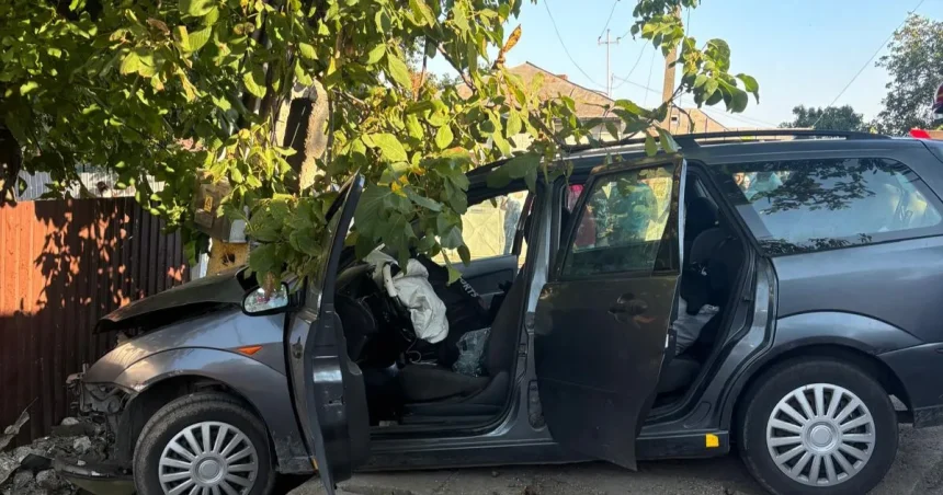 Trei răniți după ce un autoturism a intrat într-un stâlp, la Țifești